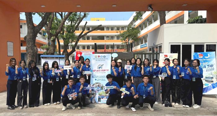 Tuổi trẻ Phú Thượng thể hiện khí thế đồng hành cùng thí sinh tại kỳ thi tốt nghiệp THPT năm 2026. Ảnh: Cao Kỳ