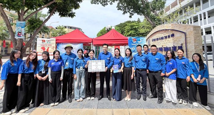 Phó Bí thư Thành đoàn Hà Nội Đào Đức Việt thăm, động viên các đoàn viên, thanh niên phường Phú Thượng và các tình nguyện viên tại điểm thi. Ảnh: Cao Kỳ
