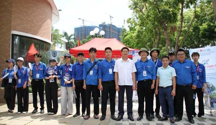Phó Bí thư Thường trực Đảng ủy phường Phú Thượng Trần Quang Đạo thăm, động viên lực lượng thanh niên tình nguyện tại điểm thi. Ảnh: Cao Kỳ