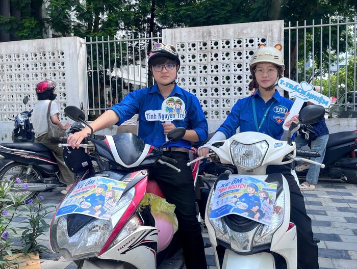Đoàn viên, thanh niên thuộc đội xe ôm tình nguyện luôn trong trạng thái sẵn sàng hỗ trợ thí sinh khi cần thiết. Ảnh: Lê Hà