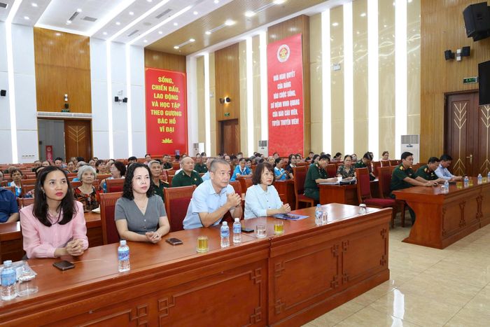 Với chủ đề “Chấm dứt bạo lực, vun đắp yêu thương”, Phó Chủ tịch UBND phường Yên Sở kêu gọi các cơ quan, đơn vị, tổ dân phố và toàn thể nhân dân tích cực hưởng ứng Tháng hành động bằng những việc làm cụ thể. Ảnh: Thái Phương