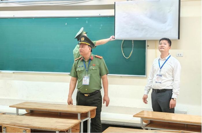 Đoàn công tác của Công an thành phố Hà Nội trực tiếp kiểm tra công tác bảo đảm an ninh, an toàn các phòng thi tại điểm thi trên địa bàn xã Thư Lâm. Ảnh: PV
