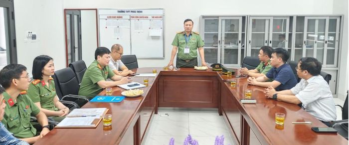 Lãnh đạo Công an thành phố Hà Nội làm việc với các đơn vị về kết quả triển khai công tác bảo đảm an ninh, an toàn tại các điểm thi. Ảnh: PV