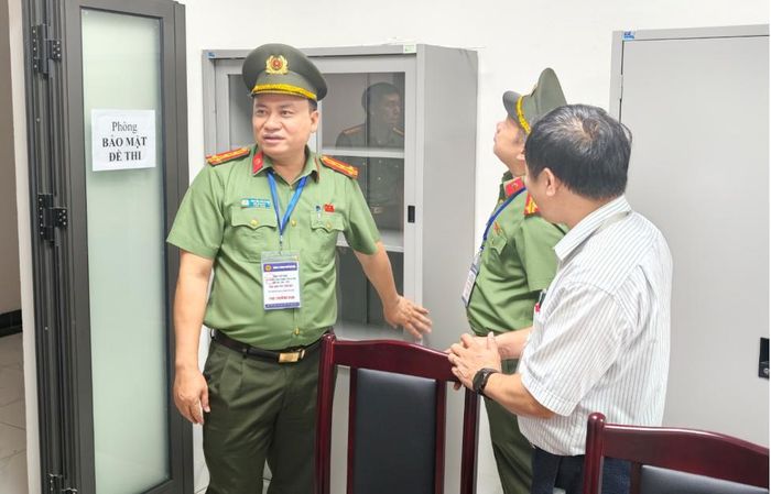 Đại tá Nguyễn Tiến Đạt, Phó Giám đốc Công an thành phố Hà Nội, Phó Trưởng Ban Chỉ đạo thi tốt nghiệp THPT thành phố trực tiếp kiểm tra công tác bảo đảm an ninh, trật tự tại điểm thi Trường THPT Phúc Thịnh (xã Phúc Thịnh). Ảnh. PV