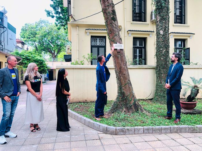 Ra mắt tấm biển đầu tiên của Hệ thống chỉ dẫn đường mòn Cộng hòa Séc tại Việt Nam - Ảnh: V.H