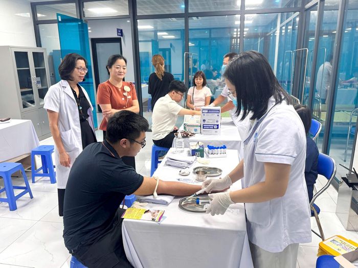 Công đoàn phường phối hợp với các đơn vị tổ chức khám sức khỏe cho lao động. Ảnh: MT