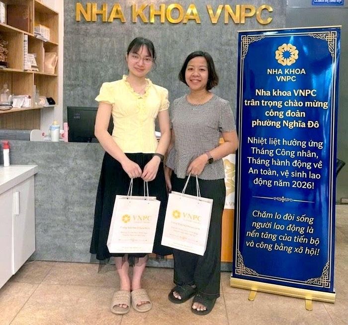Người lao động vừa khám sức khỏe, vừa được nhận nhiều món quà ý nghĩa. Ảnh: MT