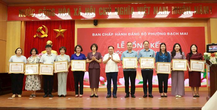 Các tập thể, cá nhân có nhiều đóng góp trong tổ chức Cuộc thi được trao tặng Giấy khen.