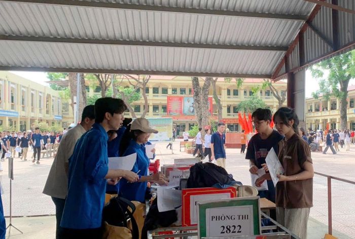 Thanh niên tình nguyện xã Trung Giã hỗ trợ thí sinh bảo quản giấy tờ, tư trang, những vật dụng không được phép mang vào phòng thi. Ảnh: Cơ sở cung cấp