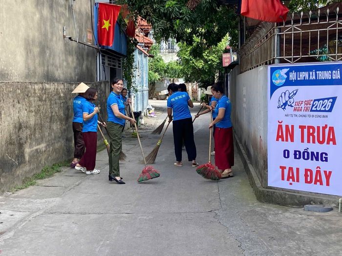 Hội Liên hiệp Phụ nữ xã Trung Giã ra quân vệ sinh môi trường, chỉnh trang khu vực điểm thi trước kỳ thi tốt nghiệp THPT năm 2026. Ảnh: Hồng Sáng