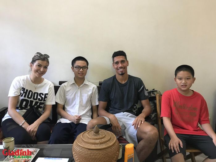 Hai vợ chồng trung vệ Chris Smalling – cựu cầu thủ nổi tiếng của câu lạc bộ Manchester United (MU) và đội tuyển quốc gia Anh ghé thăm làng Bắc Biên.