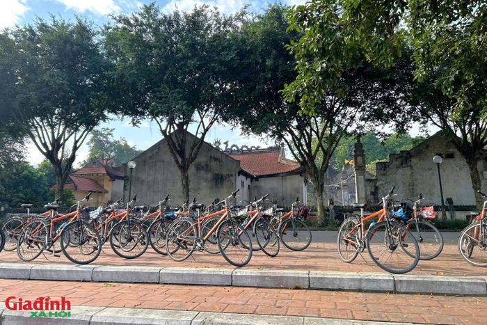 Khách du lịch nước ngoài và những trải nghiệm tuyệt vời tại làng Bắc Biên.