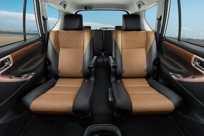 Toyota trang bị cho Innova Crysta 2026 bộ ghế bọc da hai tông màu sang trọng