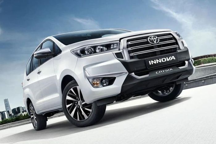 Toyota tập trung làm mới diện mạo của Innova Crysta bằng lưới tản nhiệt cỡ lớn