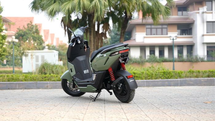 Pin tháo rời mang lại sự linh hoạt, nhưng thao tác tháo lắp không phải lúc nào cũng tiện.