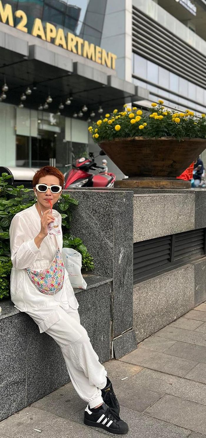 Trong không gian khác, "nữ hoàng Wushu" trang nhã với bộ đồ tông màu trắng.
