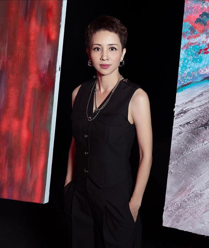 Gu thời trang của Thúy Hiền ngày càng thăng hạng và khoe được vóc dáng đẹp. Trong ảnh, "nữ hoàng Wushu" diện đồ đen với áo cut cup sát nách gợi cảm và cá tính.