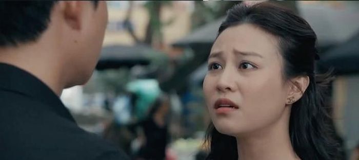Dương nói dối vợ về lý do đêm qua bận là do ở lại sửa đường ống nước ở công ty. Ảnh VTV
