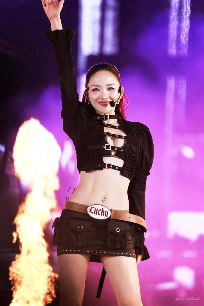 Trên sân khấu, nữ ca sĩ thường ưu tiên những thiết kế ôm sát cơ thể nhằm tôn đường cong. Trang phục biểu diễn của cô thiên về phong cách hiện đại, gợi cảm, phù hợp với vũ đạo, dòng nhạc. 