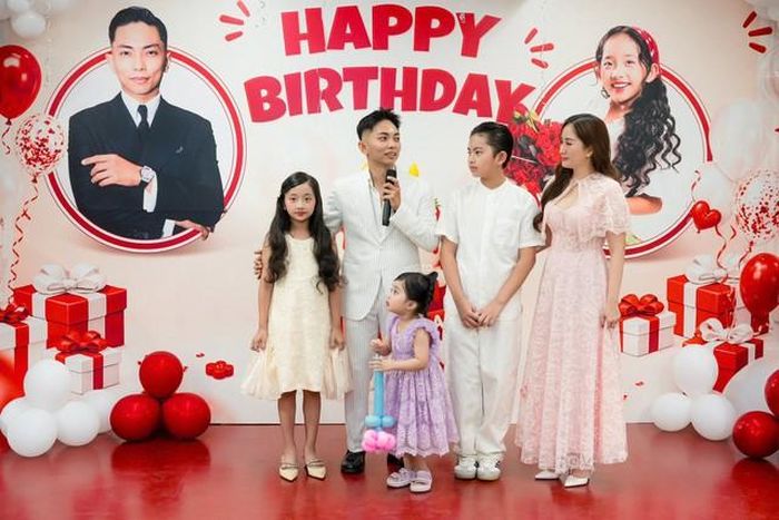 Phan Hiển gửi những lời cảm ơn đến tất cả mọi người đã dành tình yêu cho 2 cha con. Tuổi mới Phan Hiển cho biết cảm thấy hạnh phúc khi được ở bên đại gia đình ấm áp.