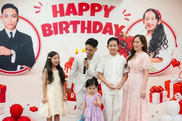 Không chỉ thành công trong sự nghiệp thể thao, Phan Hiển còn được biết đến với hình ảnh người nghệ sĩ năng động và trách nhiệm. Anh luôn tích cực tham gia các hoạt động biểu diễn, giao lưu và truyền cảm hứng cho thế hệ trẻ yêu thích bộ môn dancesport.