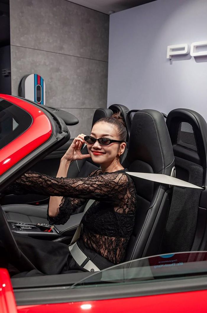 Việc lựa chọn Porsche 718 Boxster Style Edition được xem là khá phù hợp với cá tính của Thanh Hằng: sang trọng, thời trang nhưng vẫn trẻ trung,mạnh mẽ và đầy cảm giác khám phá.