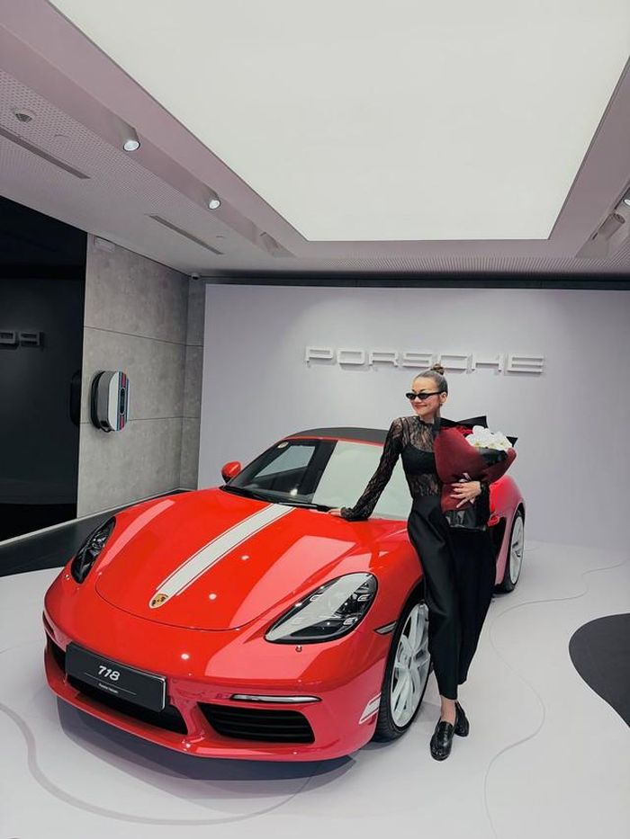 Chiếc xe mà Thanh Hằng lựa chọn là Porsche 718 Boxster Style Edition, thuộc dòng roadster mui trần hai chỗ ngồi nổi tiếng của hãng xe Đức.