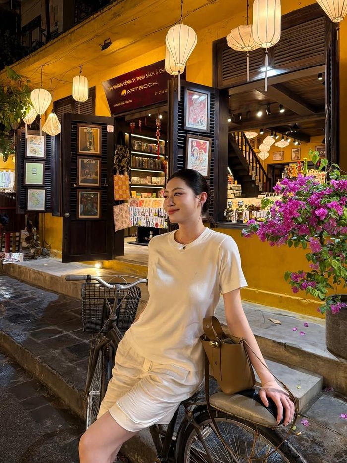 Tuy nhiên, nàng hậu vẫn giữ được sự cân bằng nhất định khi chỉ tiết lộ những khía cạnh phù hợp của cuộc sống, đồng thời duy trì sự riêng tư cần thiết.
