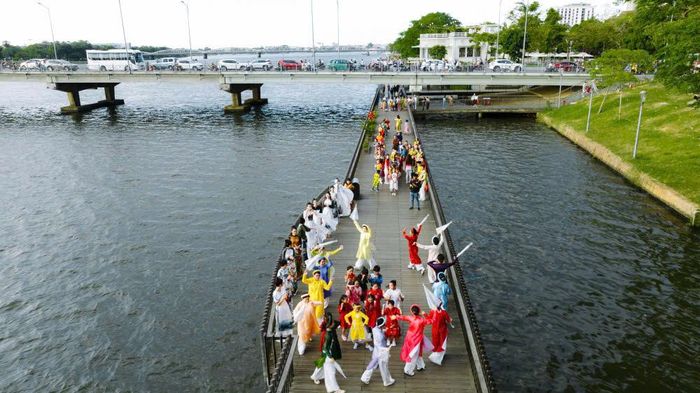 Đêm hội Áo dài Huế với chủ đề "Hương Giang dệt dáng kinh kỳ" sẽ được tổ chức theo mô hình sân khấu mở, kết hợp trình diễn nghệ thuật, thời trang áo dài và các tiết mục văn hóa đặc sắc. Ảnh: Đình Hoàng.