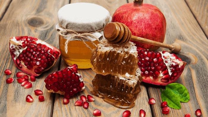 Sự kết hợp giữa nước ép lựu và mật ong giúp tăng độ ẩm cho da, đồng thời hỗ trợ làm dịu làn da khô ráp.