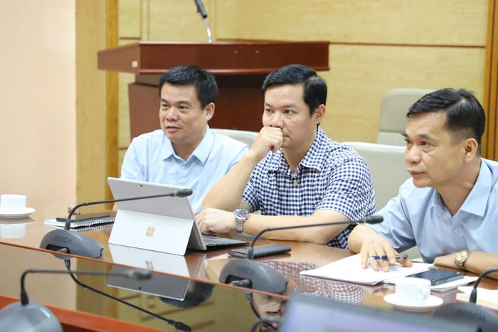 Các đại biểu thảo luận, trao đổi tại cuộc họp.