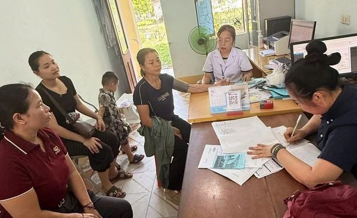 Cán bộ Trung tâm Y tế Con Cuông tư vấn, rà soát các trường hợp phơi nhiễm và thực hiện tiêm vaccine phòng dại cho người dân.