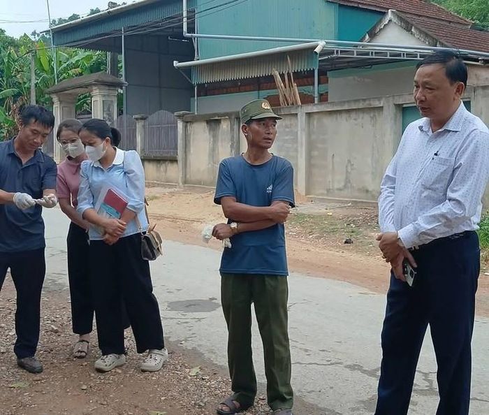 Đoàn công tác Trung tâm Y tế Con Cuông kiểm tra, giám sát công tác phòng, chống bệnh dại tại bản Kẻ Trằng, xã Mậu Thạch.