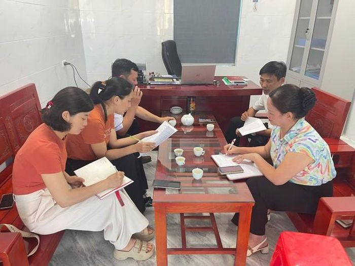 Trung tâm Y tế Đô Lương làm việc với Trạm Y tế xã Bạch Hà để rà soát các trường hợp liên quan và triển khai các biện pháp phòng, chống bệnh dại trên địa bàn.