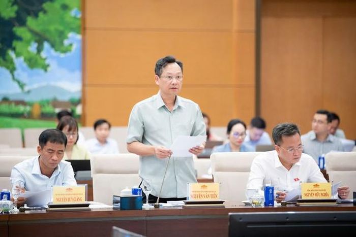 Phó Chánh án TAND tối cao Nguyễn Văn Tiến trình bày Tờ trình dự án Pháp lệnh.