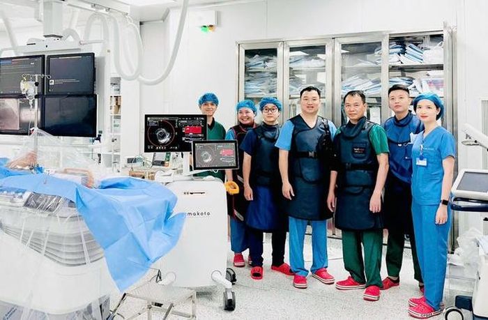 Ê-kíp can thiệp đã đánh giá chính xác đặc điểm mảng xơ vữa, kích thước lòng mạch và tối ưu hóa việc lựa chọn, triển khai stent cho bệnh nhân.