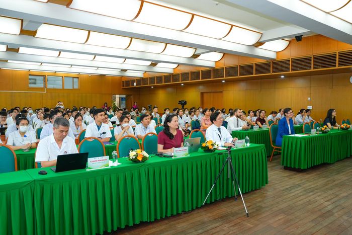 Các đại biểu tham dự hội thảo nhân hưởng ứng Tuần lễ không khói thuốc tại Bệnh viện Bạch Mau.