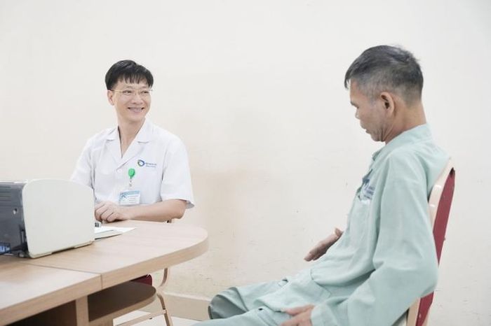 BS Nguyễn Văn Dũng – Trưởng Khoa Ung bướu 1, Bệnh viện Bãi Cháy tư vấn cho bệnh nhân sau phẫu thuật.