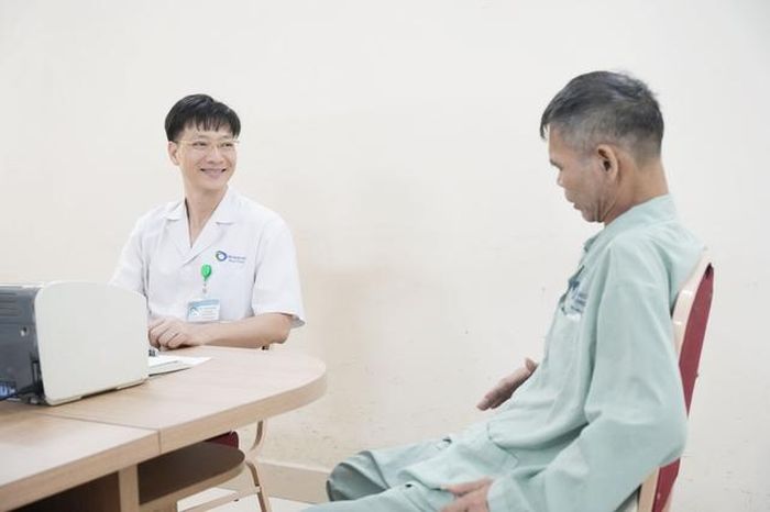BS Nguyễn Văn Dũng – Trưởng Khoa Ung bướu 1, Bệnh viện Bãi Cháy tư vấn cho bệnh nhân sau phẫu thuật.