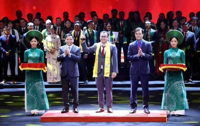 Phó Thủ tướng Nguyễn Văn Thắng trao danh hiệu Top 10 Doanh nhân trẻ khởi nghiệp xuất sắc năm 2026.