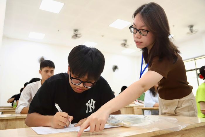 Cán bộ coi thi phổ biến chi tiết các quy định về vật dụng được phép mang vào phòng thi như bút viết, thước kẻ, máy tính cầm tay không có chức năng soạn thảo văn bản.