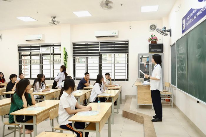 Tại điểm thi Trường THCS Giảng Võ, các giám thị tận tình hướng dẫn thí sinh rà soát lại thông tin trên thẻ dự thi như họ tên, ngày sinh, đối tượng ưu tiên và môn thi đã đăng ký.