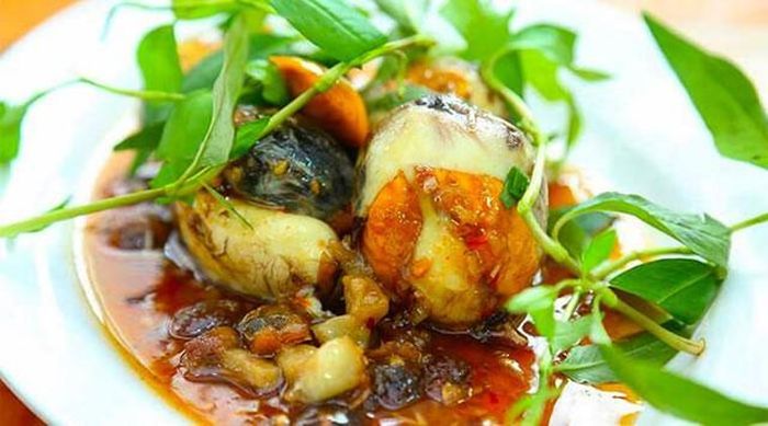 Trứng vịt lộn nên ăn cùng rau răm, gừng...