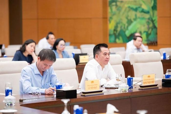 Các đại biểu dự phiên họp.