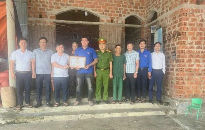 Lãnh đạo xã Đồng Lộc tặng Giấy khen cho em Nguyễn Hữu Thái Việt.