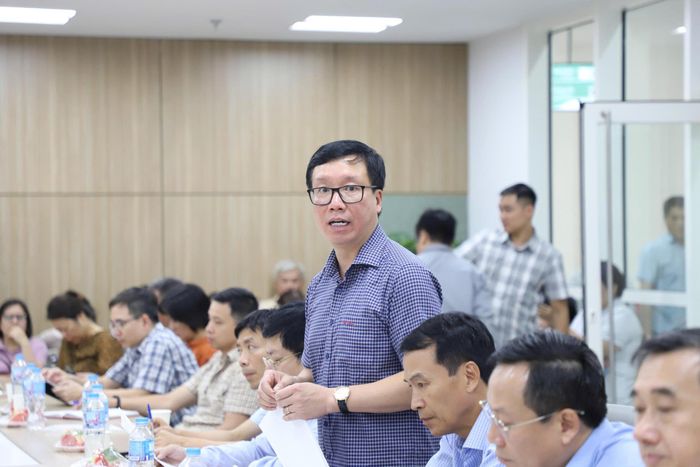Ông Hoàng Cương - Phó Giám đốc phụ trách Ban Quản lý dự án công trình Y tế báo cáo tại buổi làm việc.