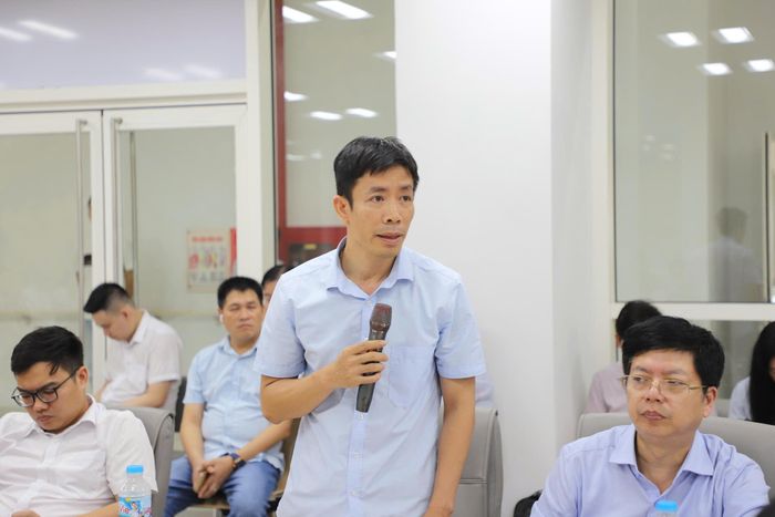Đại diện đơn vị thi công báo cáo tại buổi làm việc.