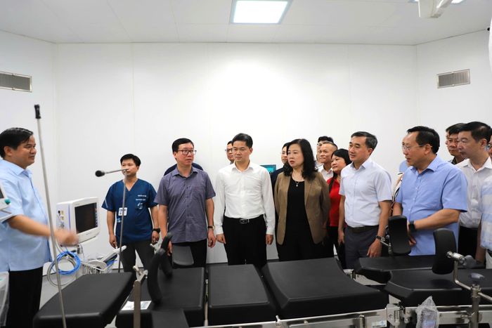Giám đốc Bệnh viện Bạch Mai Đào Xuân Cơ giới thiệu về hệ thống thiết bị y tế tại Cơ sở 2 với Bộ trưởng Đào Hồng Lan và các đồng chí lãnh đạo Bộ.