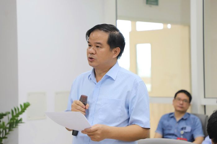 Giám đốc Bệnh viện Bạch Mai Đào Xuân Cơ báo cáo tại buổi làm việc.