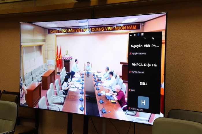 Cuộc họp nối điểm cầu Bộ Y tế với các điểm cầu chuyên gia, thành viên tổ soạn thảo.